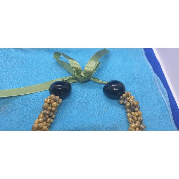 Cluster shell Lei, 31" Lei- genuine Trochus shells & Kukui nuts w/ribbon tie - Picture 6 of 6
